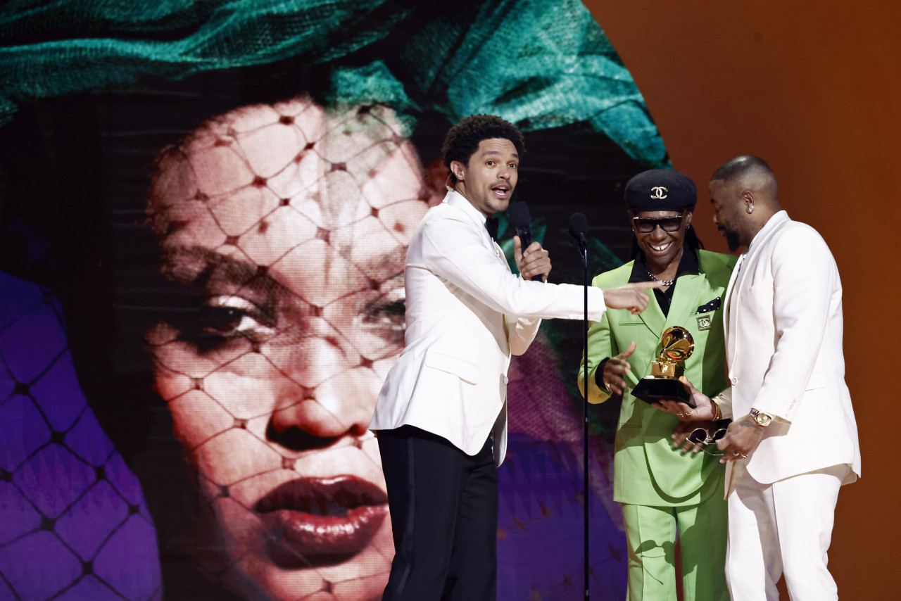 Host Trevor Noah speaking with Nile Rodgers and Terius ‘The-Dream’ Gesteelde-Diamant, winners of the Best R&B Song award for ‘Cuff It’ . – AFP pic