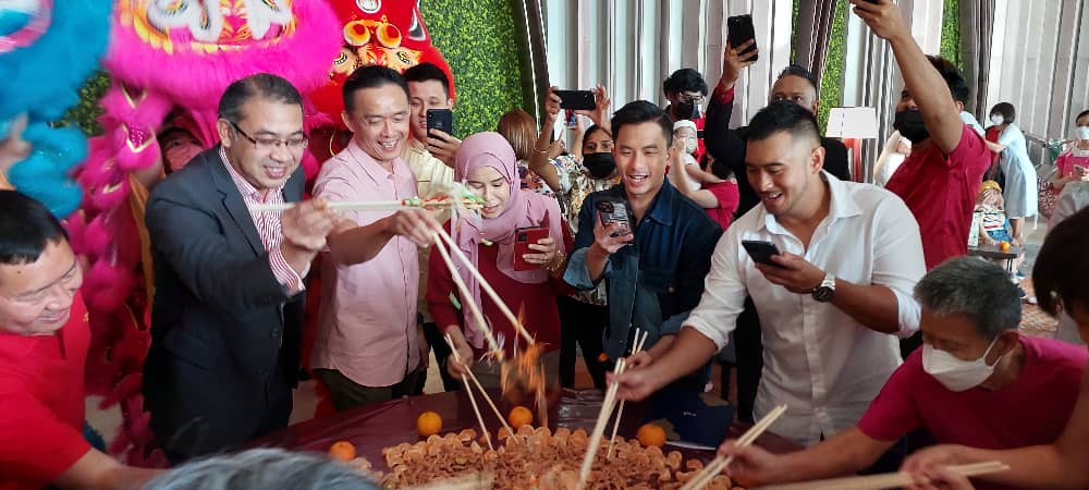 Amari staffers and travel bloggers tossing the yee sang. – Ian McIntyre pic