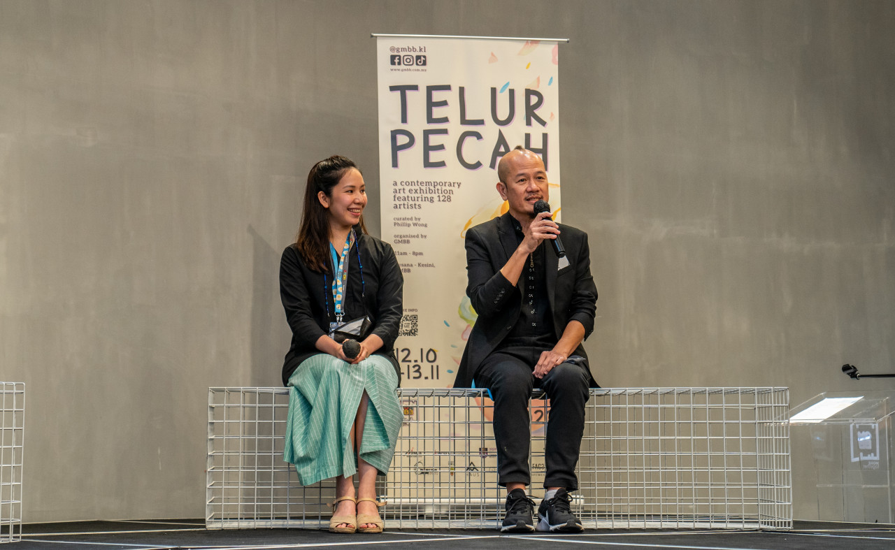 Lim Ying Xian (left), curator of GMBB and Phillip Wong, curator of Telur Pecah 2022 shares that the contemporary art exhibition will be featuring more than 300 artworks. – SoyaCincau pic