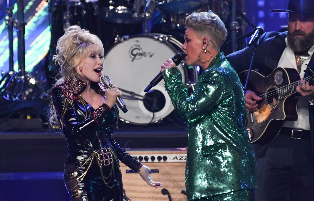 US singer-songwriters Dolly Parton and Pink perform during the 37th Annual Rock and Roll Hall of Fame Induction Ceremony. – AFP pic