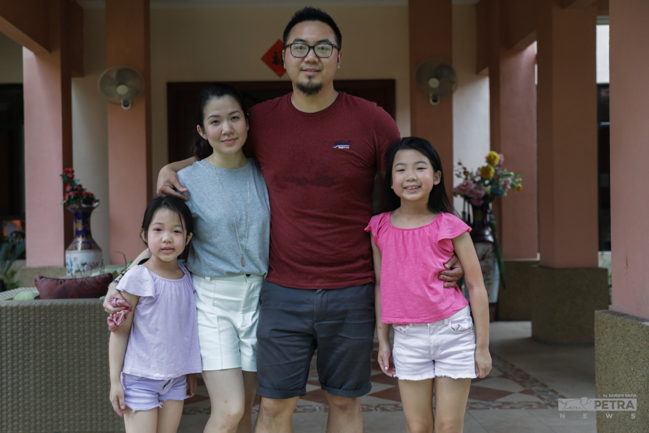 Khoo with his childhood sweetheart-turned-wife Sharon Tai and their two daughters. – SAIRIEN NAFIS/The Vibes pic