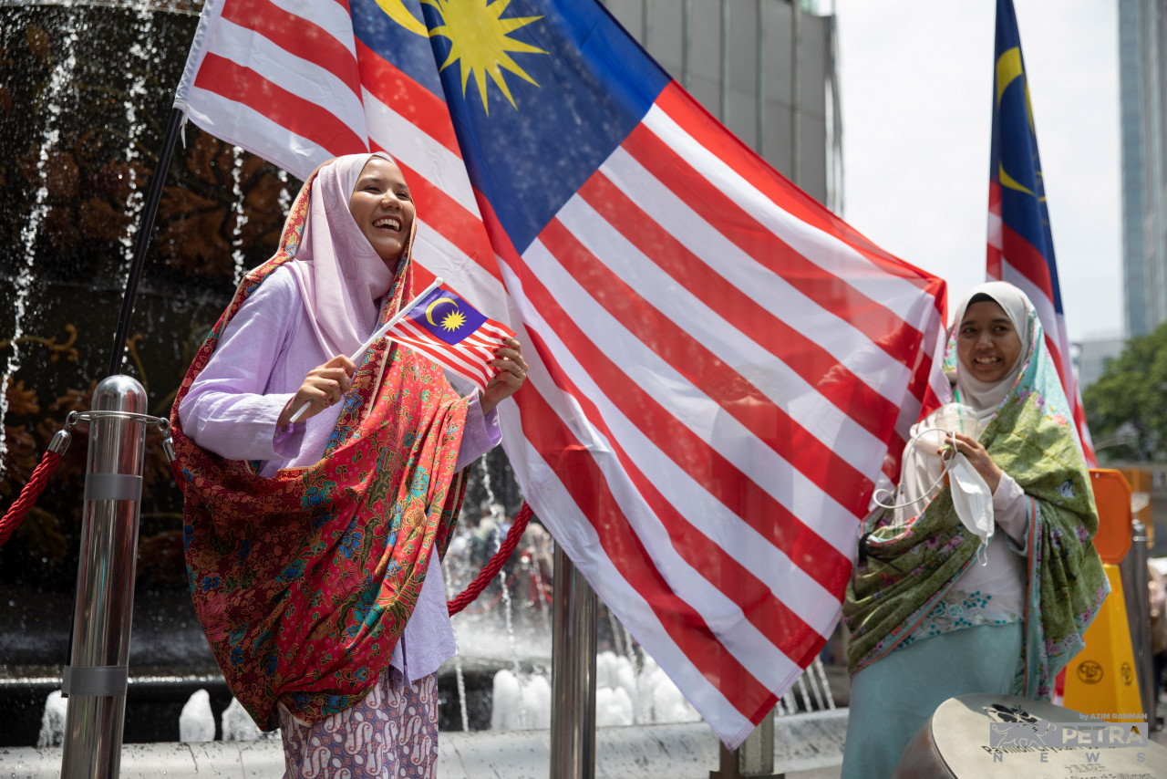 The flash mob has become an annual tradition to celebrate Malaysia day, the local culture and heritage. – AZIM RAHMAN/The Vibes pic