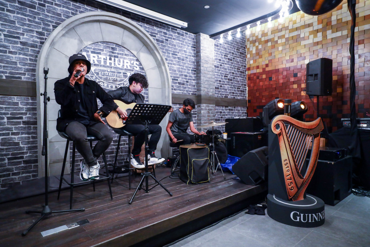 Showcasing Arthur’s Storehouse as an entertainment venue, the band Saint Kylo performed during the launch event on Thursday. – Pic courtesy of Heineken Malaysia