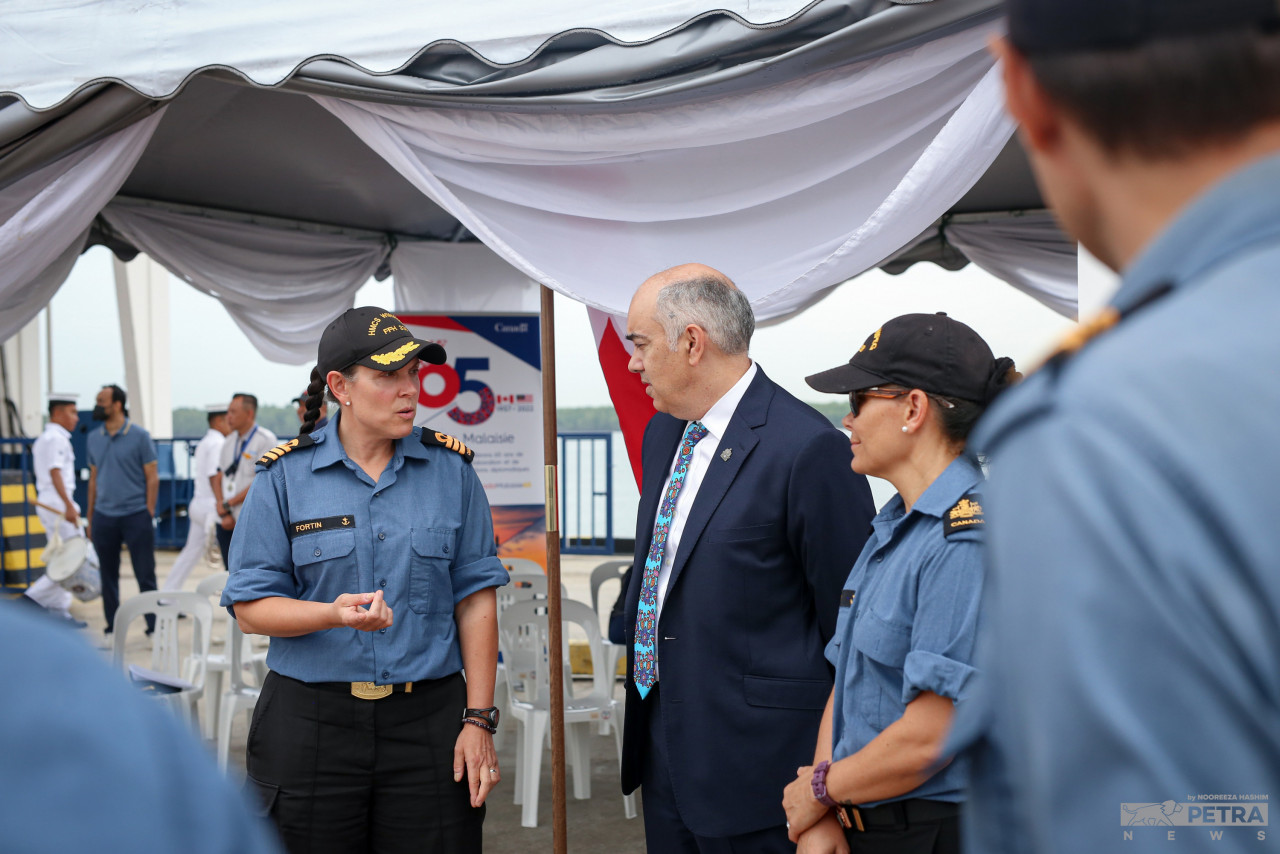 Canadian high commissioner H.E. Wayne Robson during his speech and with the crew at the ceremony in Port Klang. – NOOREEZA HASHIM/The Vibes pic