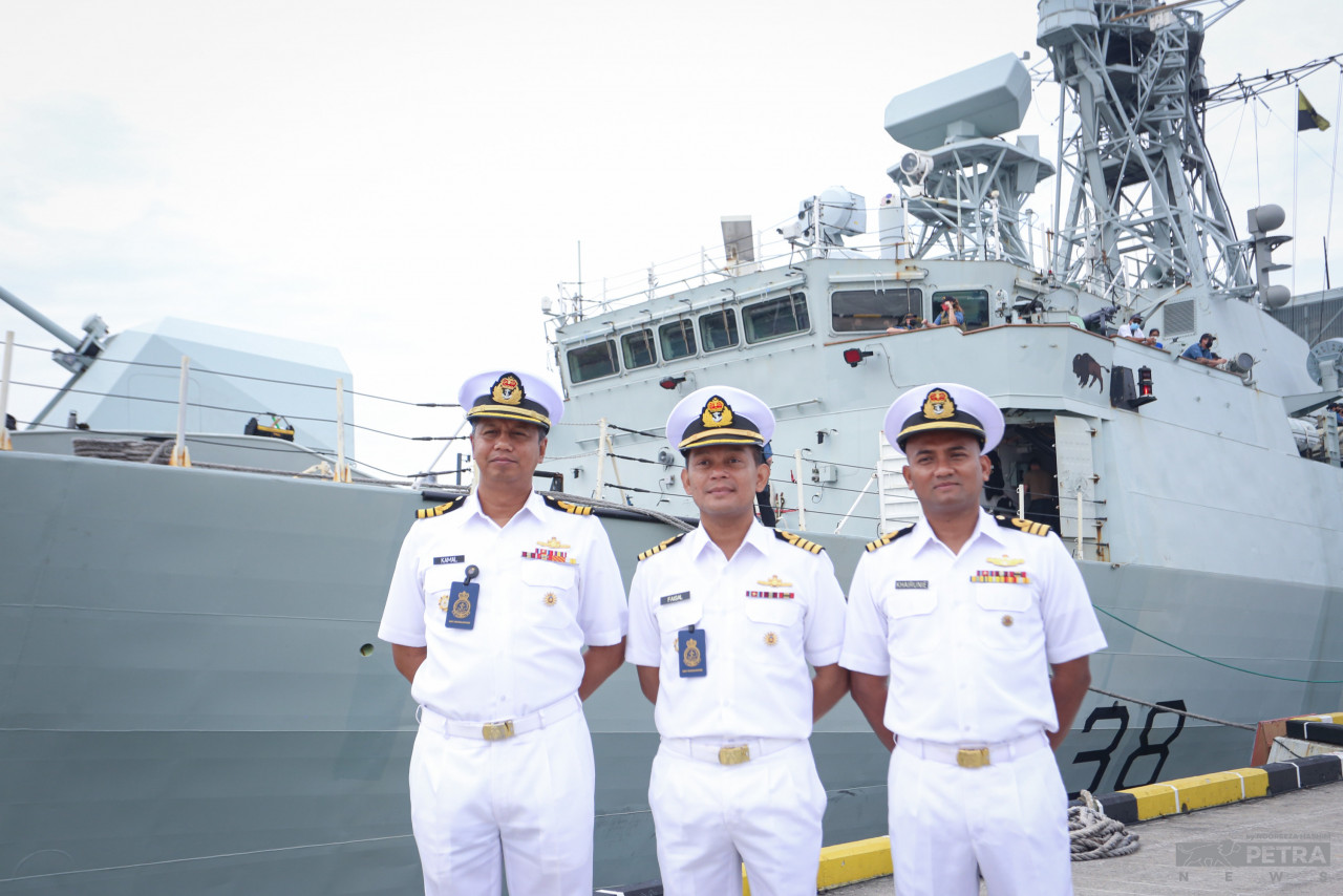 Officers of the Royal Malaysian Navy with the HCMS Winnipeg freighter in the background docked at Port Klang for its week-long visit this month. – NOOREEZA HASHIM/The Vibes pic