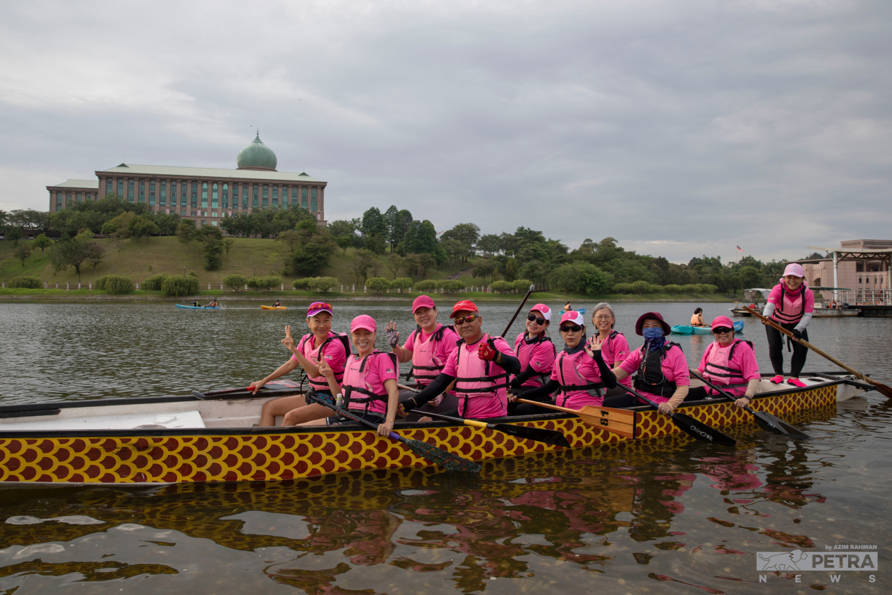 The Pink Challengers Dragon Boat Club’s paddlers during training at Putrajaya lake. – The Vibes file pic