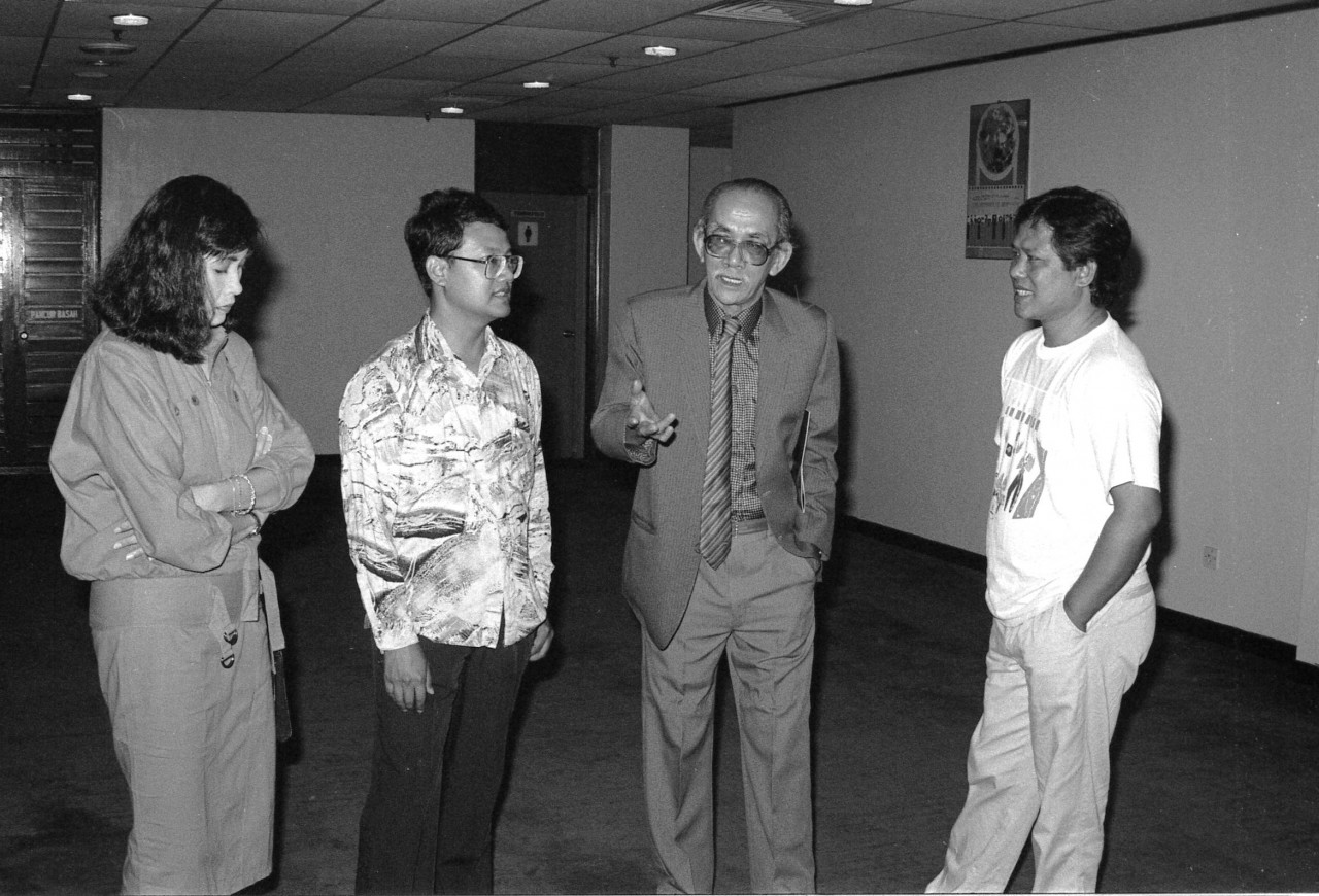 Pak Samad at the gala performance of ‘Rumah Kedai Di Jalan Seladang’ at DBP, with Dr Anuar Nor Arai (right), Dr Anwar Rithwan and wife, Aishah. He came with his tie on! – Pic courtesy of Johan Jaafar