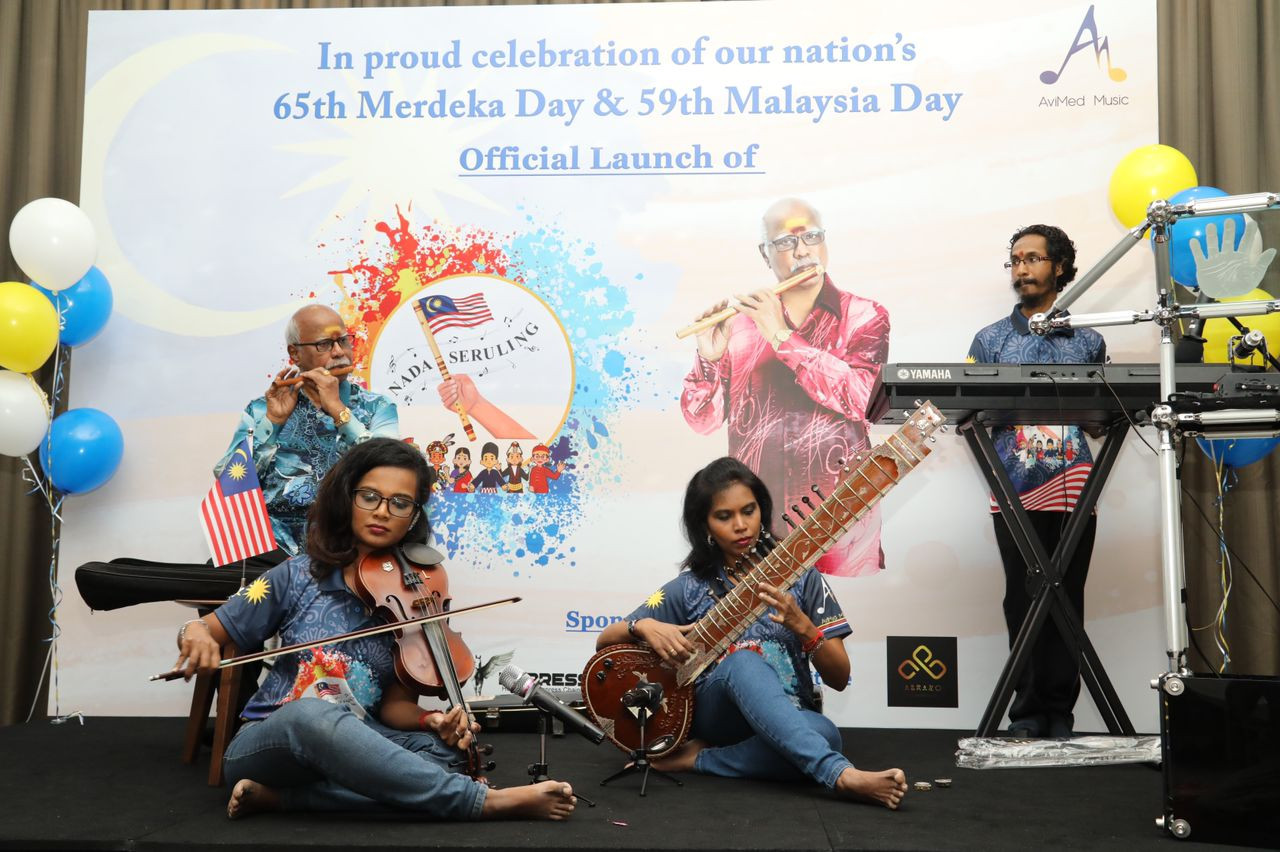 Shri A. Perambalam and daughters Brentha and Lishani, with Pon Venthan Ponmugam on keyboard, serenading the audience at the launch. – Pic courtesy of AviMed Music