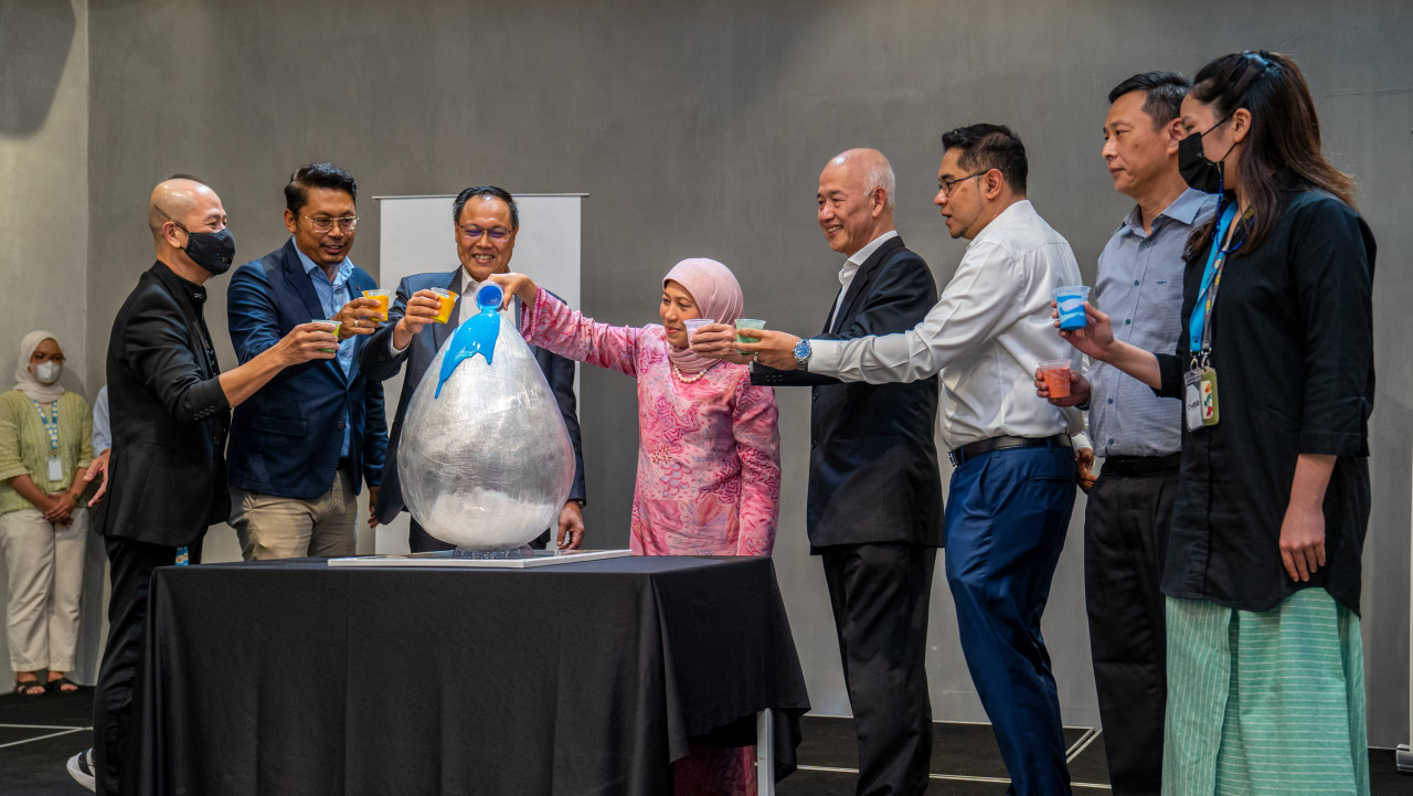 Datuk Seri Nancy Shukri officiating the launch with the gimmick of pouring paint on a specially designed giant egg that signified the name of the exhibition. – SoyaCincau pic
