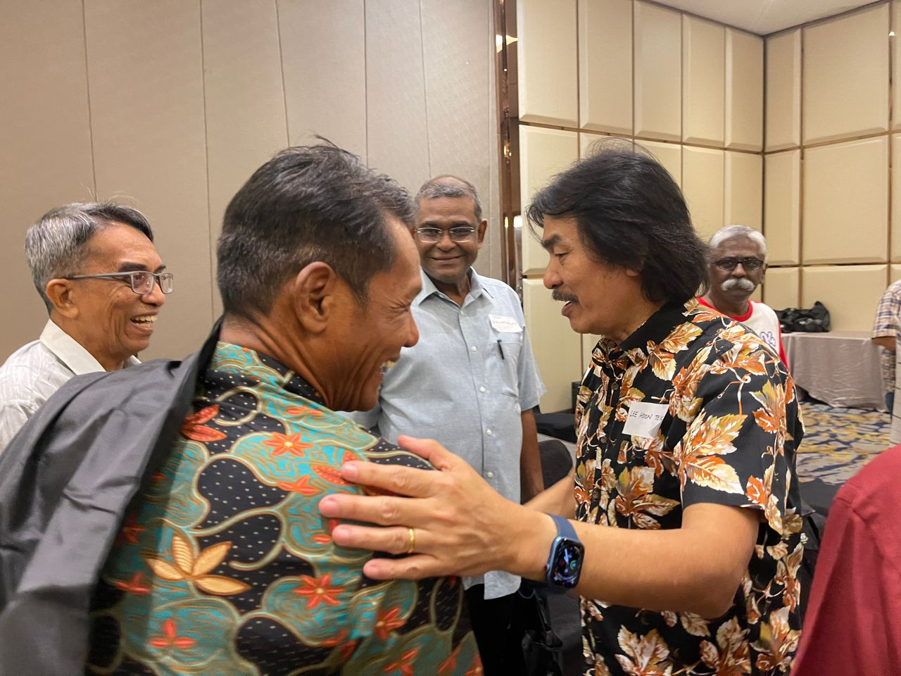 The reunion of SM Kuala Ketil class of 1979, which consisted of people of all races, is a testament to the diversity in Malaysia. – KALASH NANDA KUMAR/ The Vibes pic