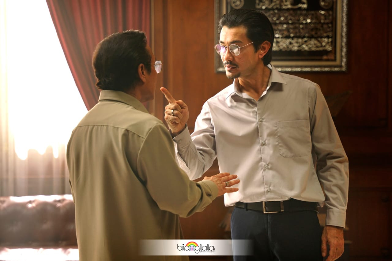 Hasnul Rahmat (left) stars as Mahathir Mohamad. – Pic courtesy of Bianglala Entertainment
