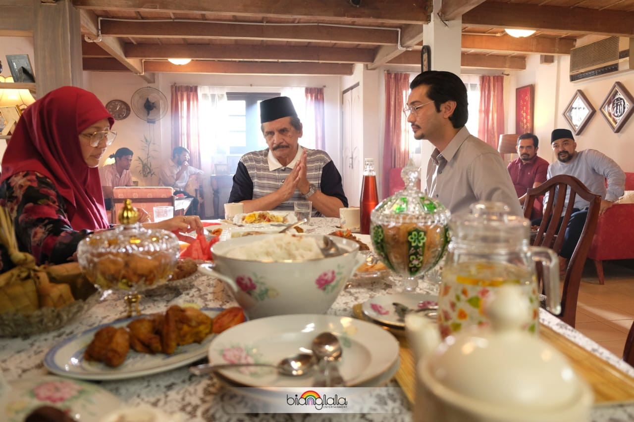 A scene of a tense family lunch. – Pic courtesy of Bianglala Entertainment