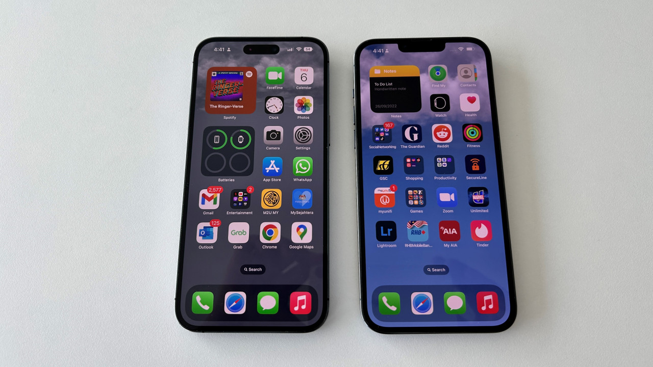 To island (left) or to notch (right)? While the former is smaller and takes up less space, functionally with how it expands in its animations, the extra real estate is already called for. – Haikal Fernandez pic
