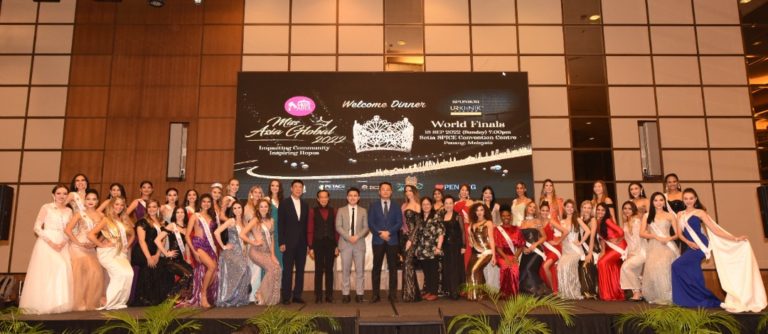 The participants with state officials. – IAN MCINTYRE/The Vibes pic
