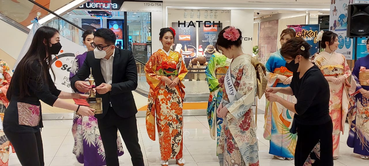 The Gurney Plaza general manager Peter Chan (left) presenting the award to some of the winners of the Miss Yosakai pageant. – IAN MCINTYRE/The Vibes pic