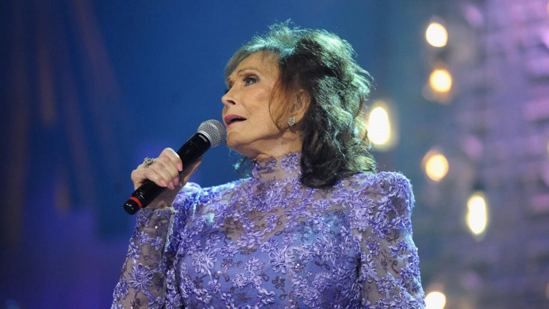 Loretta Lynn, country music luminary and songwriting pioneer, dies at 90