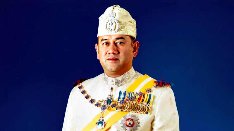 Sultan Muhammad V crowns Che Puan Nur Diana Petra Abdullah sultanah of Kelantan