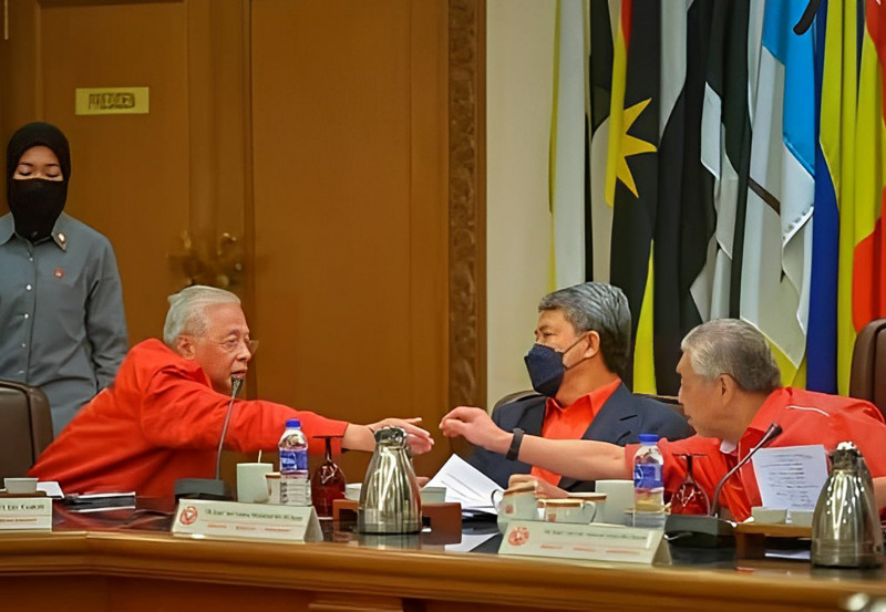 Umno heads stay mum, give scripted answers after Supreme Council meet