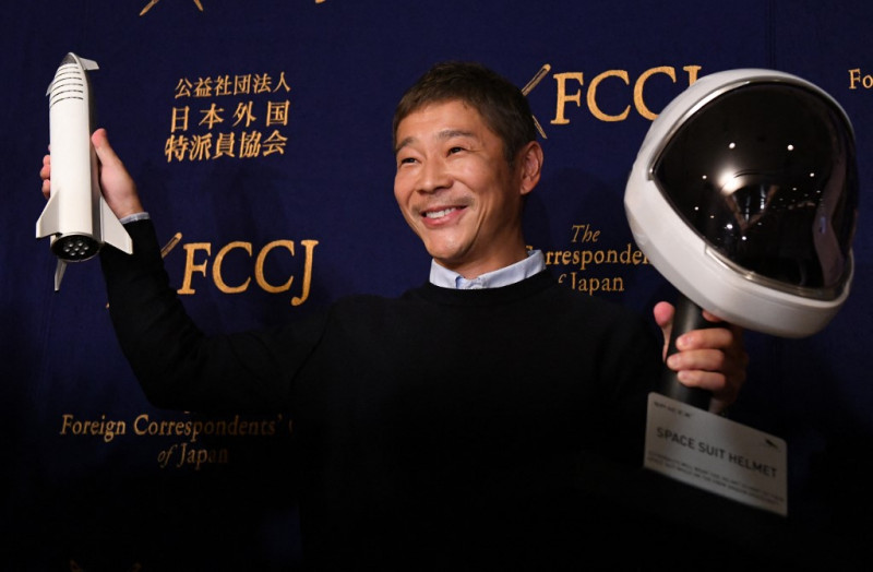 Fly me to the Moon: Japan billionaire offers space seats