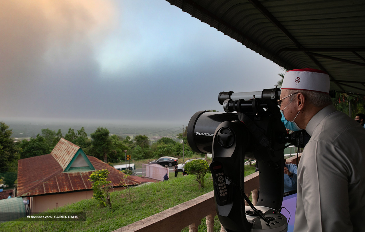 Selangor Mufti Datuk Mohd Tamyes Abd Wahid looks through a telescope for the crescent moon, to determine the start of Ramadan, at the Bukit Jugra Observatory. –  SAIRIEN NAFIS/The Vibes pic, April 13, 2021