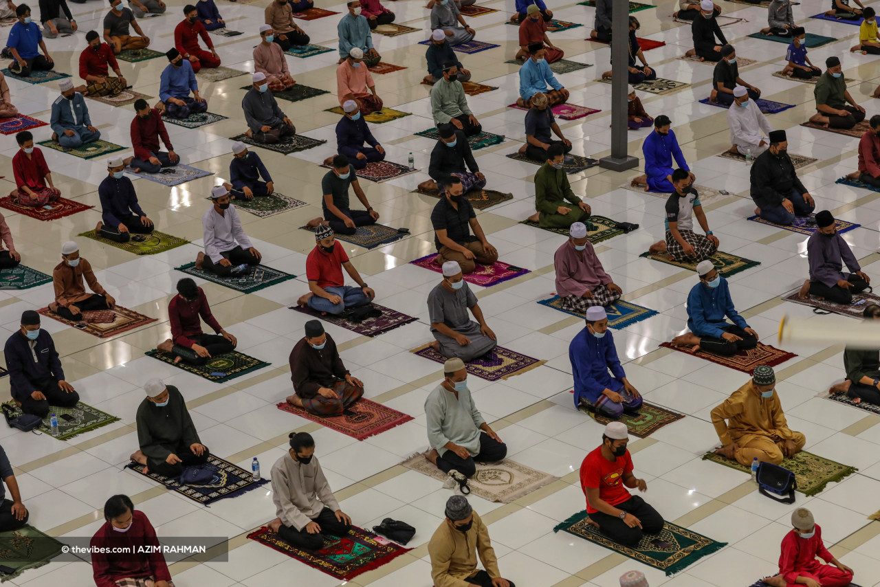 Muslims can perform tarawih prayers at the mosque this year, with tight SOPs in place. – AZIM RAHMAN/The Vibes pic, April 13, 2021