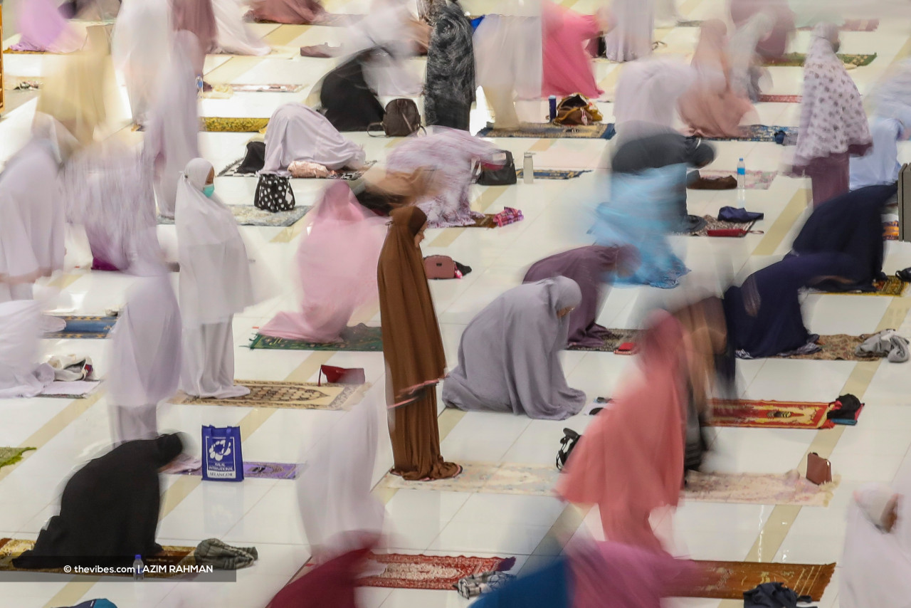 Not just men, but women, too, will be permitted to perform tarawih prayers at the mosque. – AZIM RAHMAN/The Vibes pic, April 13, 2021