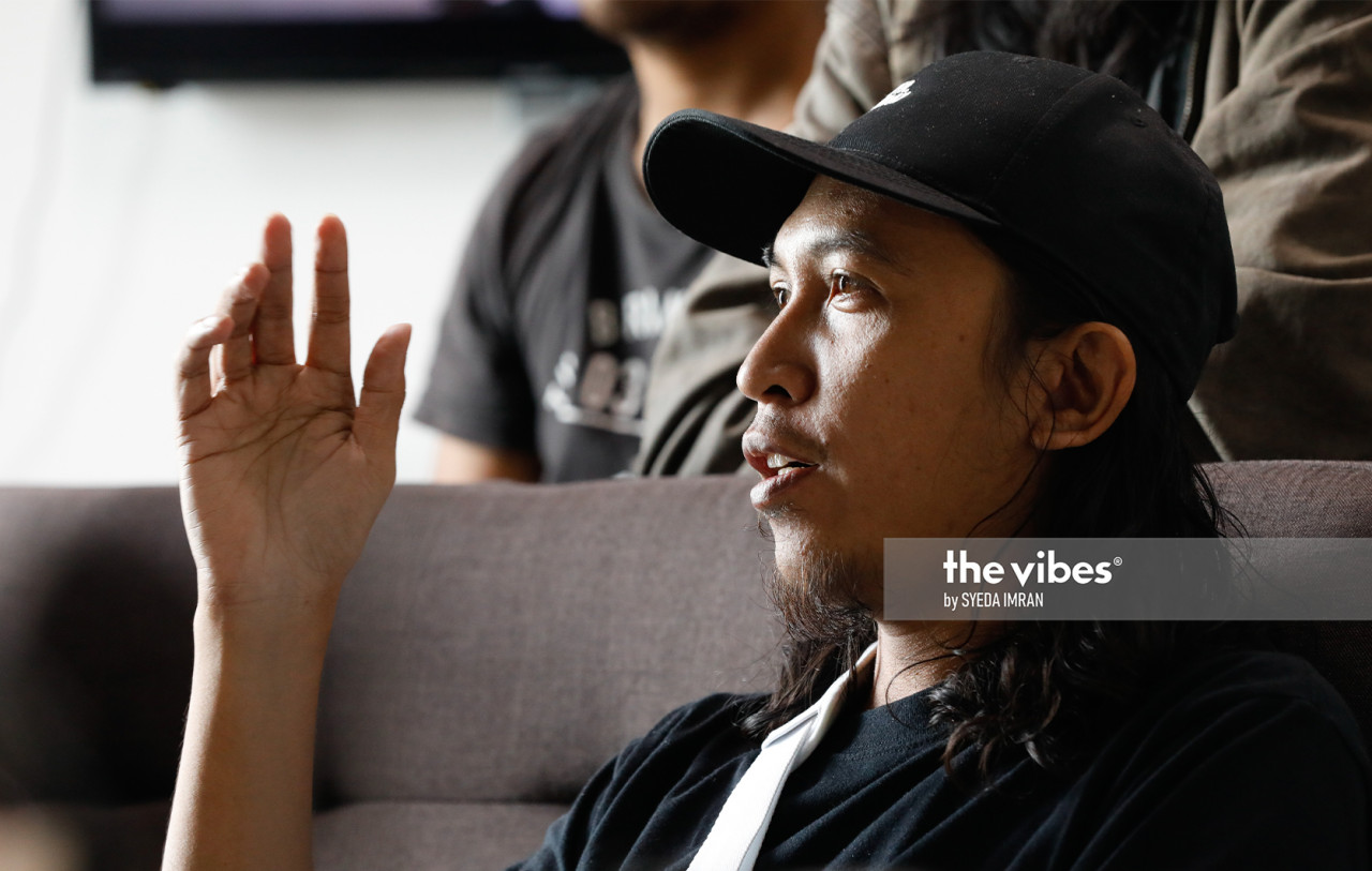 Abdulrashade explaining that colour controlling and schemes play an important role in graffiti art. – SYEDA IMRAN/The Vibes