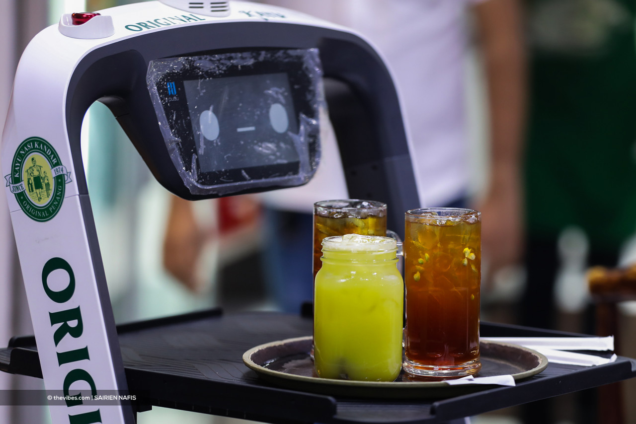 The robot servers are programmed to handle up to three tables at one go. – SAIRIEN NAFIS/The Vibes pic, April 22, 2021