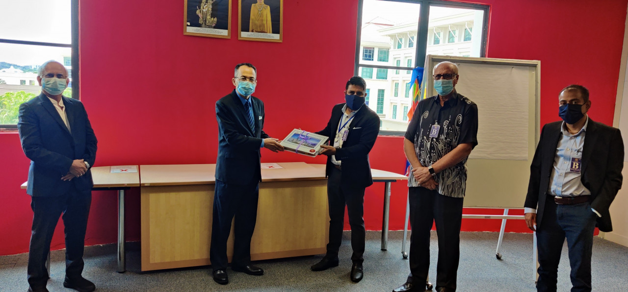 Arun Dorasamy (third from left) handing over to EPU equity development director Abdul Halim Ahmad a proposal to boost Indians’ welfare, after a briefing on April 1. With them are community leaders Datuk Bhupatrai M. Premji (left) and Datuk Pardip Kumar Kukreja (second from right), and proposal adviser Assoc Prof Chandran Govindaraju. – The Vibes file pic, April 19, 2021