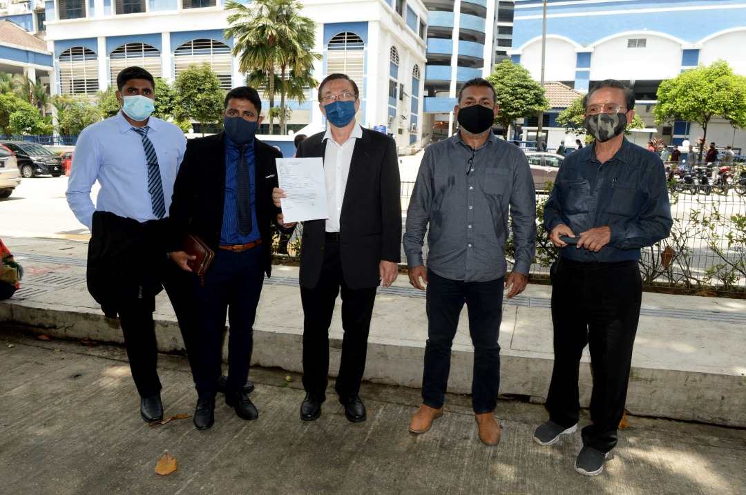Datuk Eddie Heng (centre), Arun Dorasamy (second from left) and others with a copy of the police report lodged against protesters opposed to the development of a Chinese school in Bandar Kinrara. – The Vibes pic, April 23, 2021