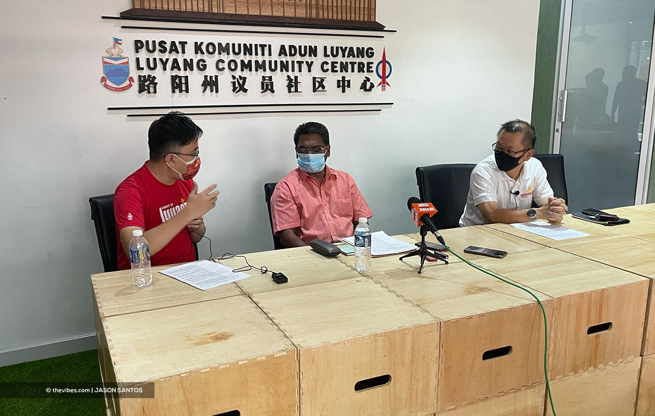 Logeswaran Nadesan is flanked by Sabah DAP’s Phoong Jin Zhe (left) and Chan Foong Hin during a press conference on Friday. – JASON SANTOS/The Vibes pic, April 26, 2021