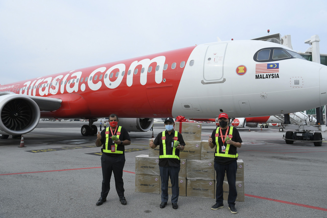 Agriculture and Food Industries Minister Datuk Seri Ronald Kiandee (centre) is flanked by AirAsia Group CEO Tan Sri Tony Fernandes (left) and executive chairman Datuk Kamarudin Meranun at klia2 today. – Bernama pic, April 30, 2021