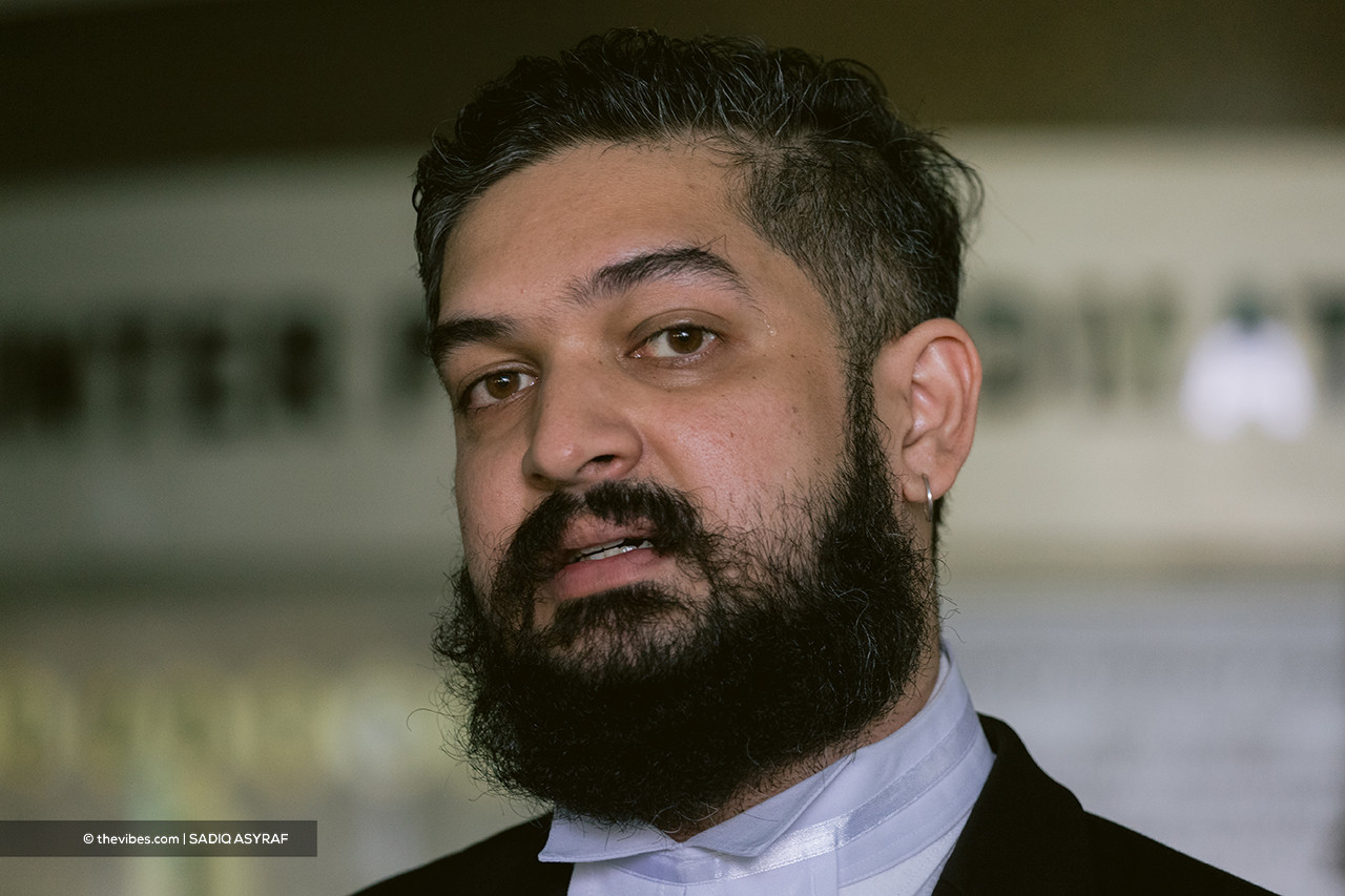 Simon Adavize Momoh’s lawyer, V. Vemal Arasan, speaking to the press at the Shah Alam High Court. – SADIQ ASYRAF/The Vibes pic, April 21, 2021