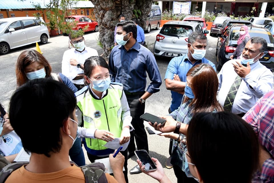 MBPP councillor Connie Tan calls on principals not to allow crowding at their schools’ entrance and exit areas, as Covid-19 is still a threat. – MBPP Facebook pic, April 6, 2021