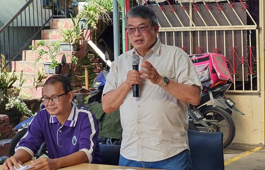 It is the government’s duty to disclose all facts in relation to Covid-19 cases in schools, says Selayang MP William Leong (right). – William Leong Facebook pic, April 26, 2021