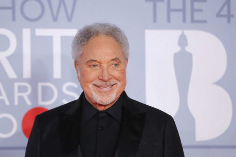 ‘It’s not unusual’: Tom Jones becomes oldest man to top UK album charts