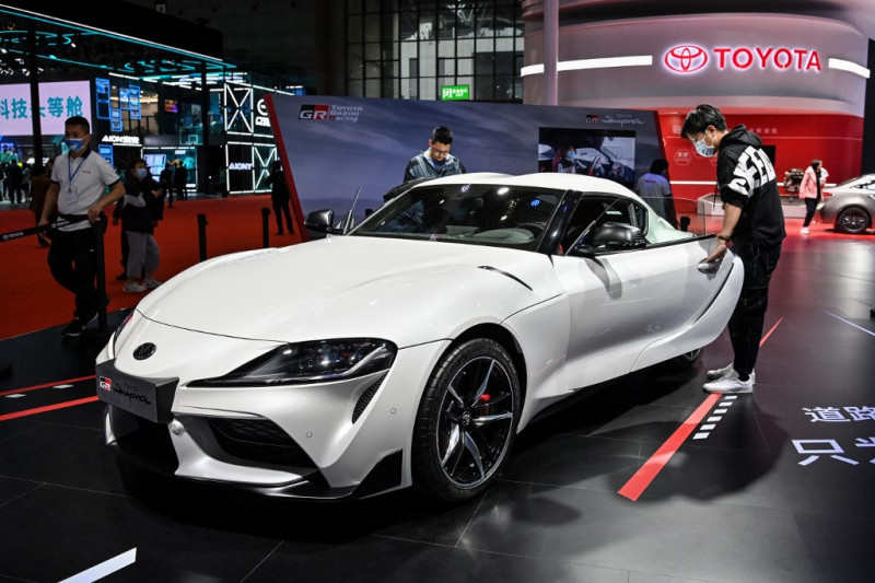 Hybrid leader Toyota turns on electric vehicles