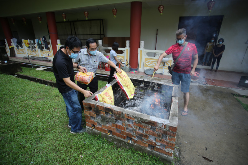 Low-key Qing Ming in Sandakan an improvement over last year
