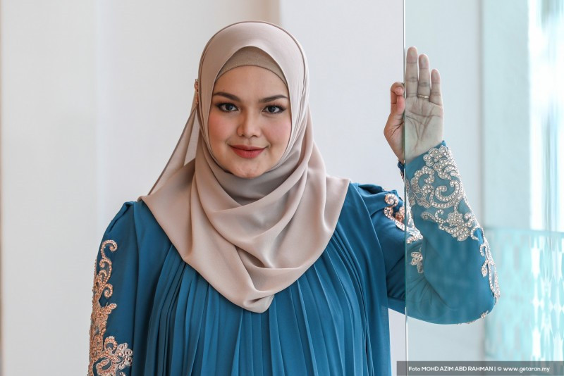 Dad eternally grateful to Siti Nurhaliza for paying for son’s surgery