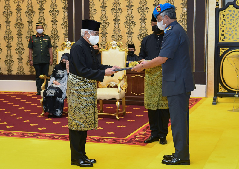 Agong presents Penang governor Fuzi with instrument of appointment