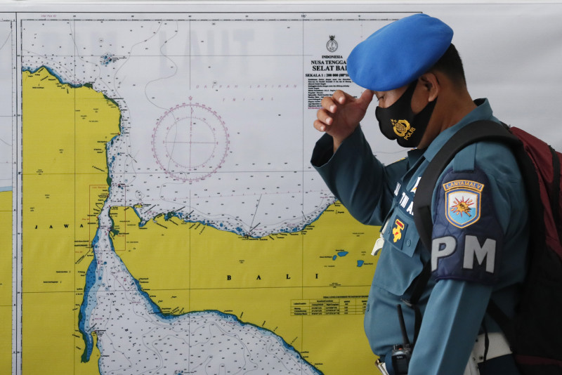 Search for Indonesian sub homes in on signal from unidentified object