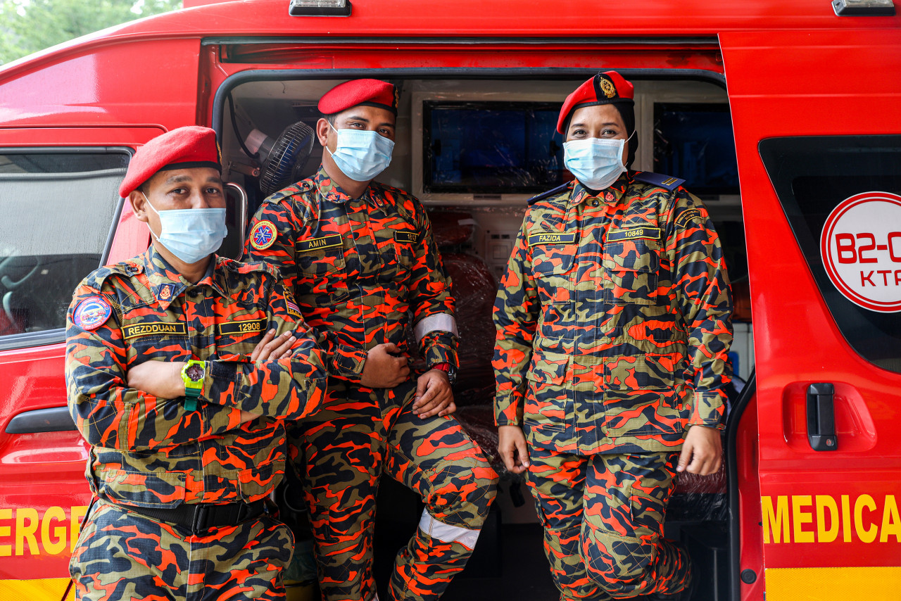 (From left) fire officers Mohd Rezdduan Mohd Abdullah, Mohamad Amin Hassan and Noor Fazida Tina Mohamad Noor are always ready to execute their responsibilities. – SYEDA IMRAN/The Vibes pic, August 14, 2021