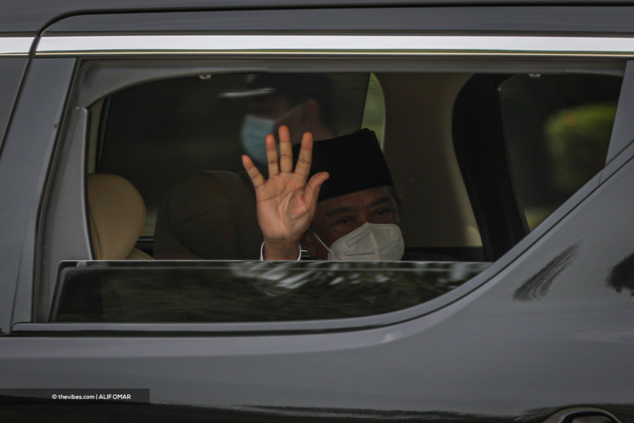 Tan Sri Muhyiddin Yassin waves to the press upon his departure from Istana Negara today. – ALIF OMAR/The Vibes pic, August 4, 2021