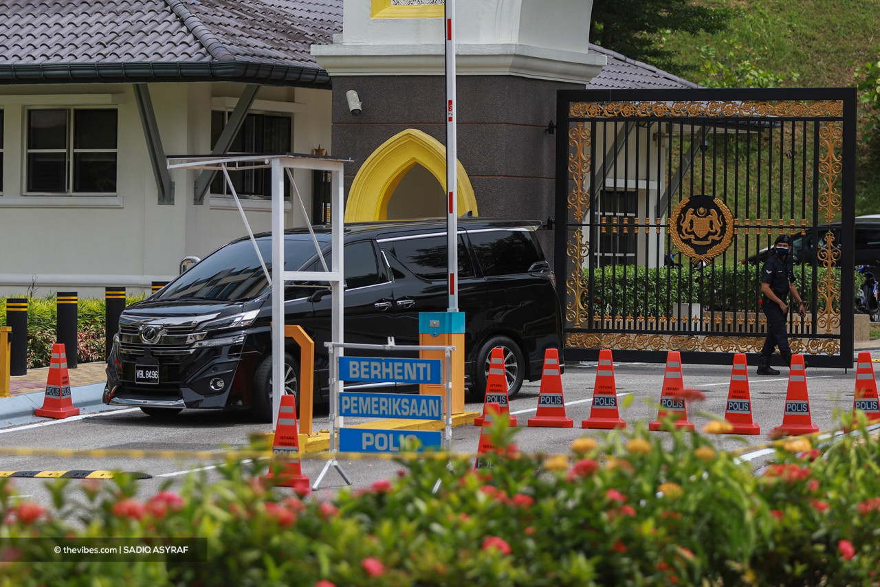 The vehicle carrying Attorney-General Tan Sri Idrus Harun leaves Istana Negara today. – SADIQ ASYRAF/The Vibes pic, August 4, 2021