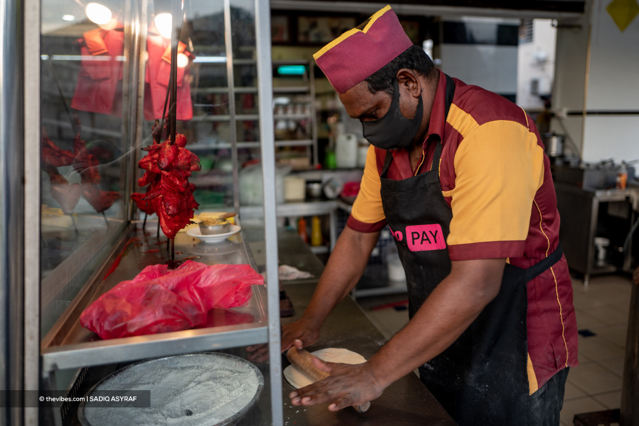 Following the prime minister’s announcement that fully inoculated individuals in states under Phase 2 upwards of NRP are allowed to dine in, confusion reigns over eatery workers’ vaccination status. – The Vibes file pic, August 16, 2021