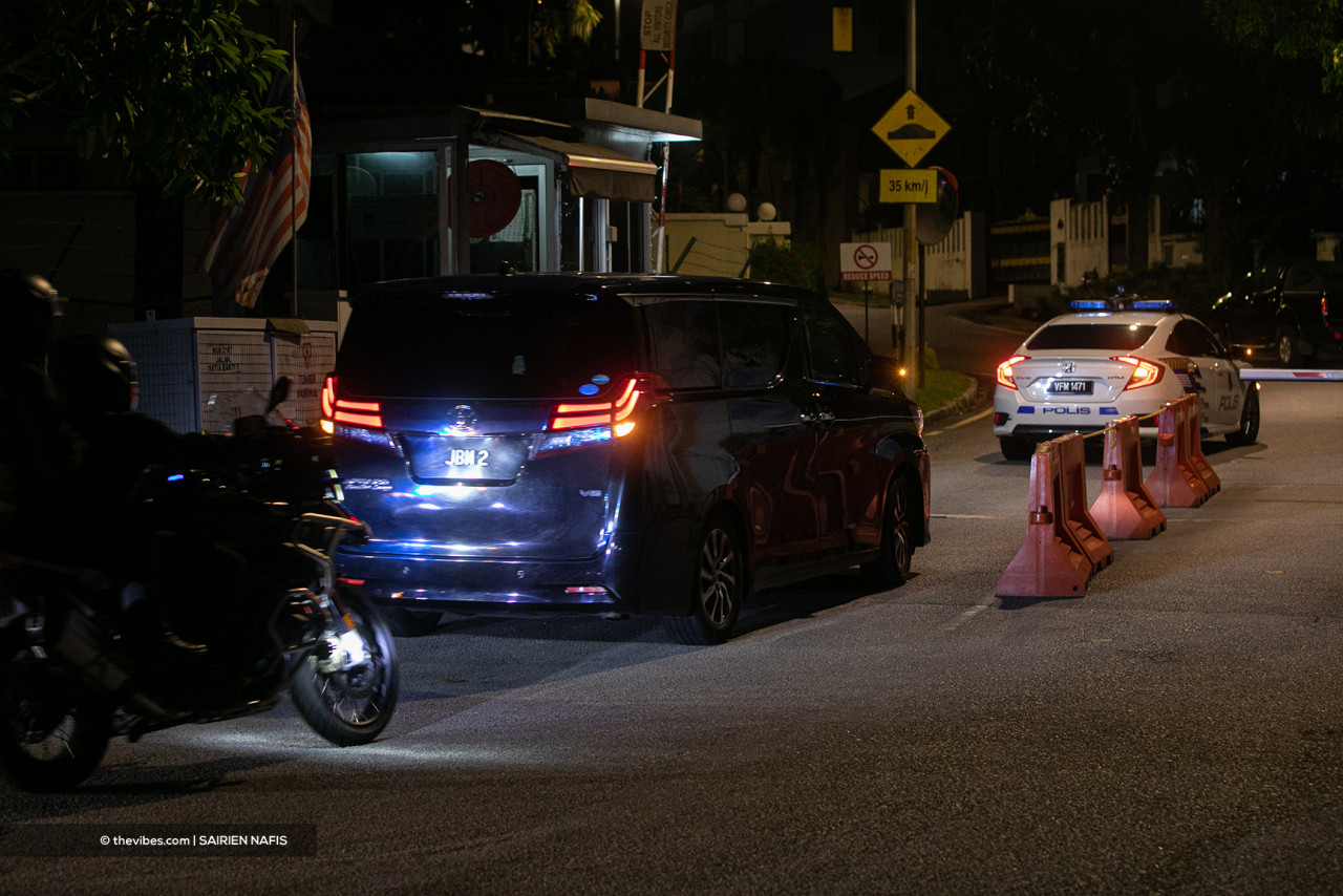 The vehicle carrying Tan Sri Muhyiddin Yassin arrives at his home following a meeting of Perikatan top guns in Putrajaya this evening. – SAIRIEN NAFIS/The Vibes pic, August 11, 2021