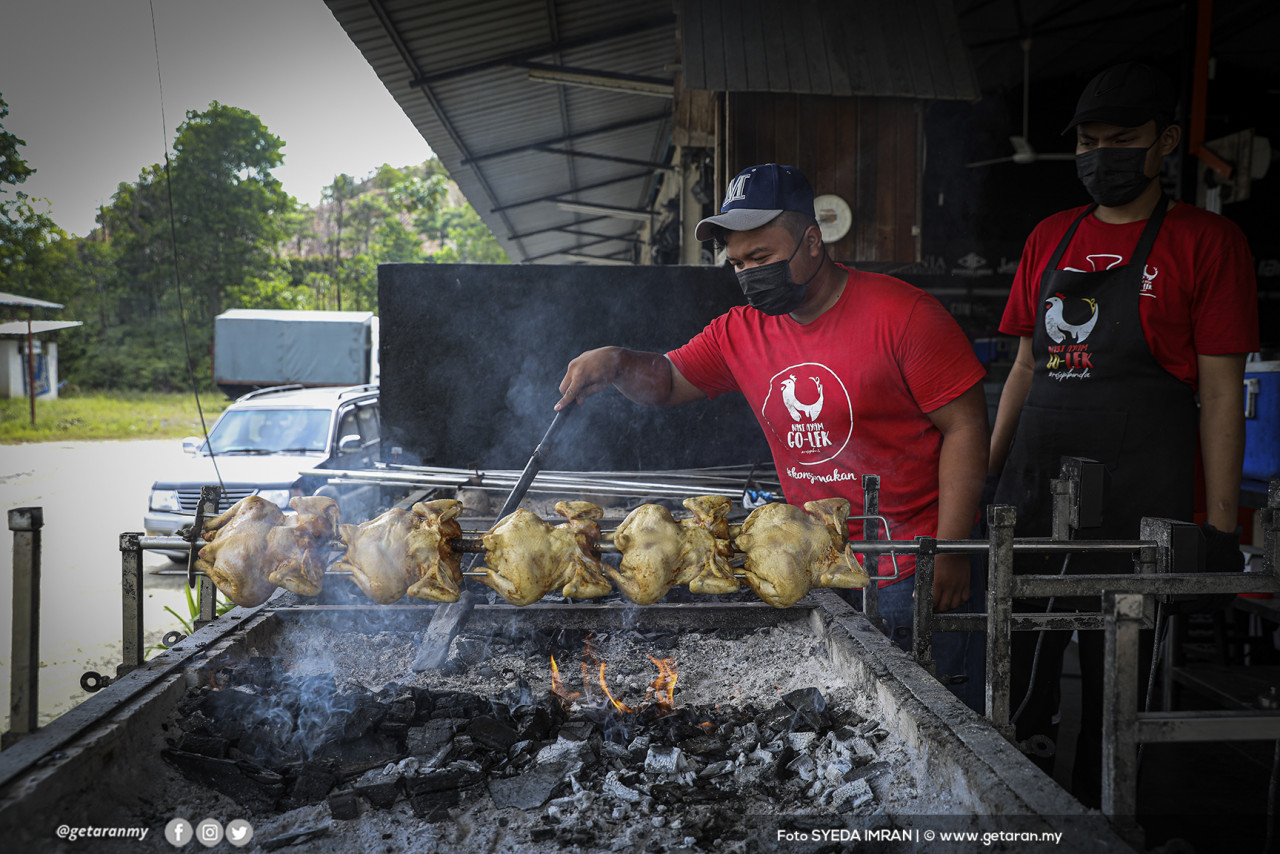 Andak manning the grill. – Getaran pic