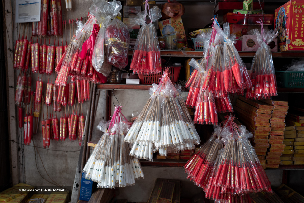 Joss sticks that are lit during prayers. – Sadiq Asyraf/The Vibes pic
