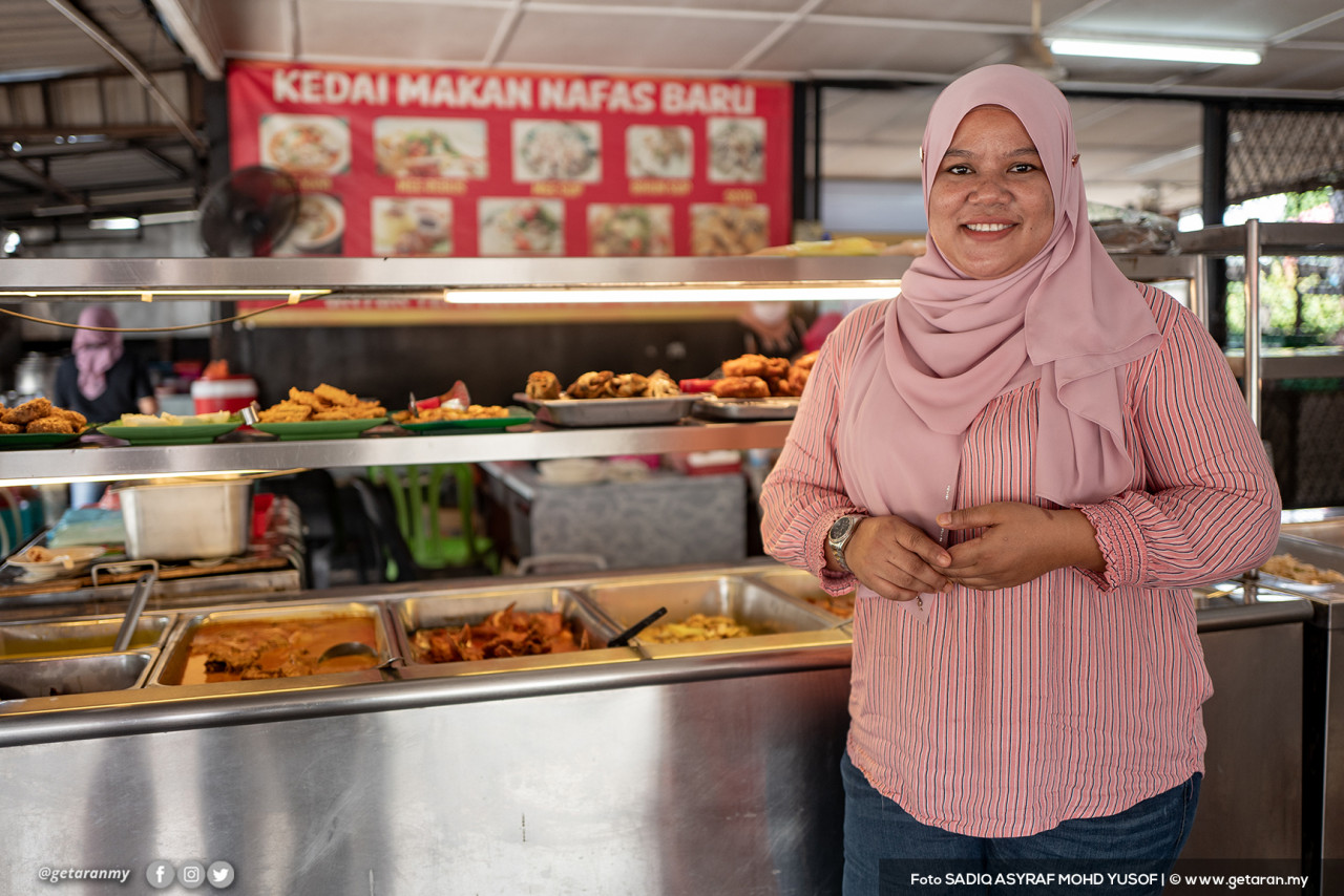 As the eldest child, Norlia used to start helping her mother in the kitchen to prepare the nasi lemak before going to school. – Getaran pic
