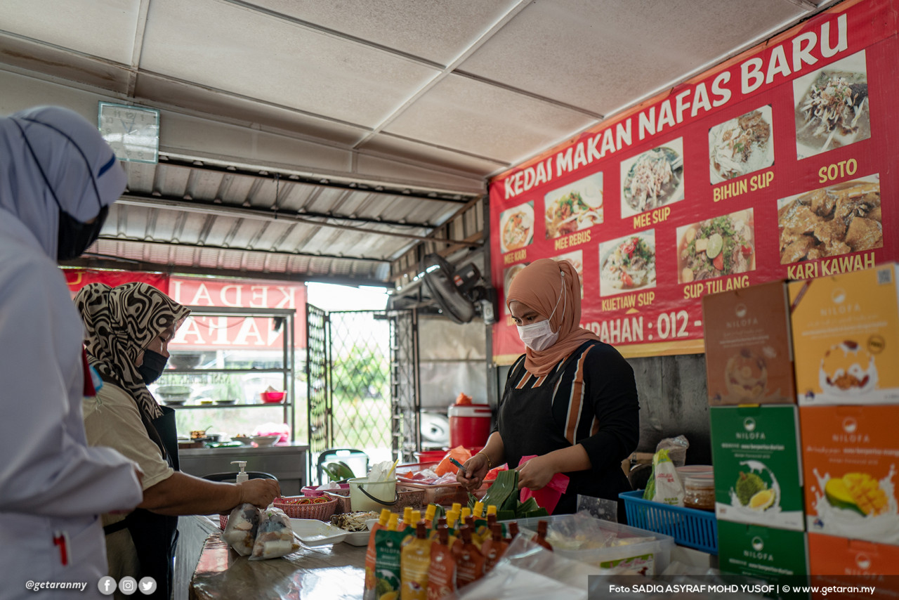 The siblings – Norlia, Rosleena, Fazillah and Hanim – each play different roles in the restaurant as a cook, making drinks, handling customers, and stall manager. – Getaran pic